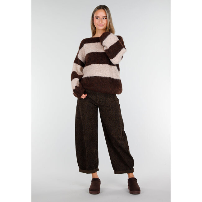 Braune Barrel-Jeans mit dezentem Animal-Print und umgeschlagenem Saum