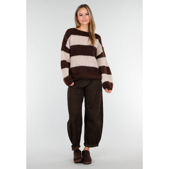 Braune Barrel-Jeans mit dezentem Animal-Print und umgeschlagenem Saum