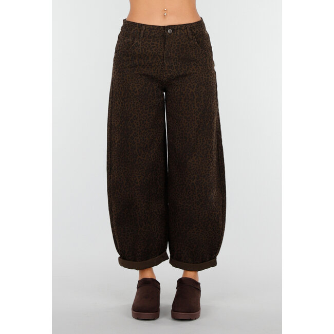 Braune Barrel-Jeans mit dezentem Animal-Print und umgeschlagenem Saum