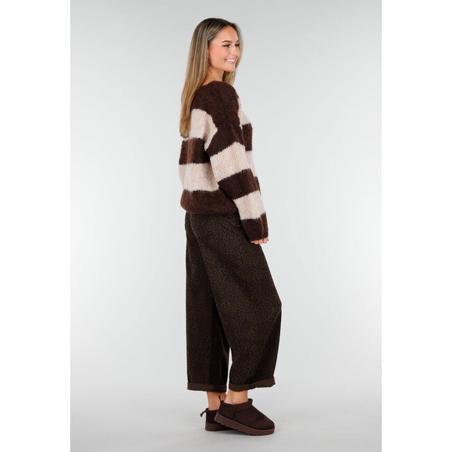 Braune Barrel-Jeans mit dezentem Animal-Print und umgeschlagenem Saum