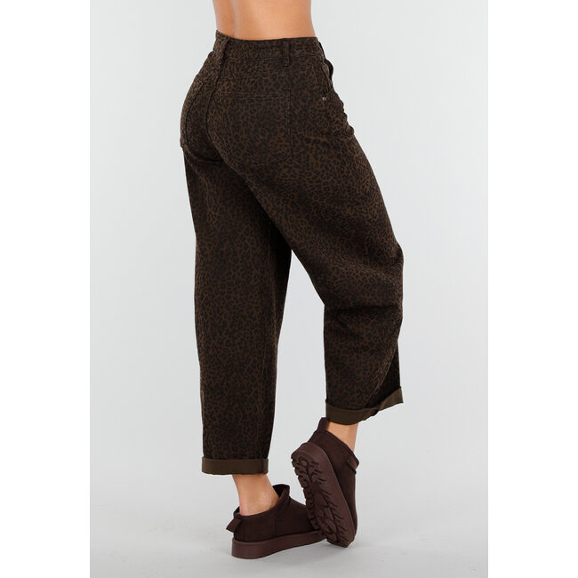 Braune Barrel-Jeans mit dezentem Animal-Print und umgeschlagenem Saum