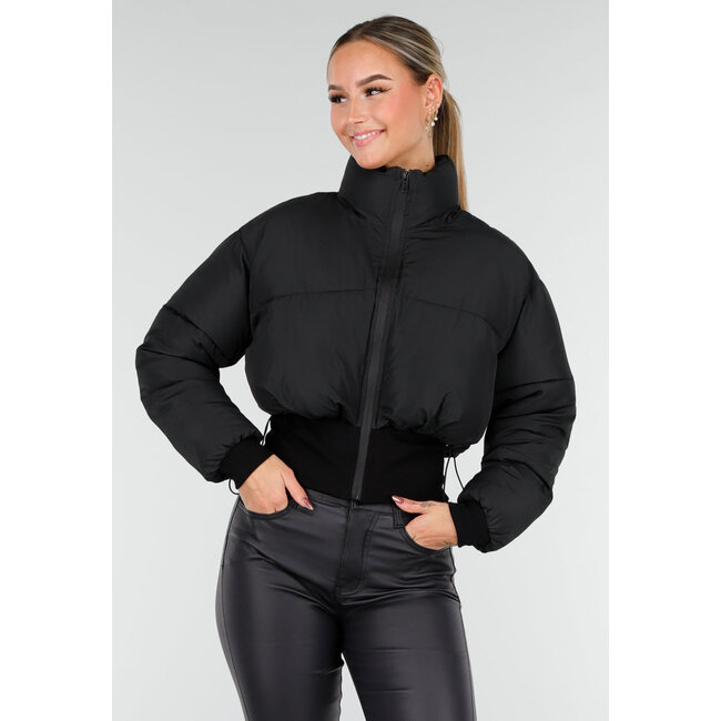 Schwarze kurze Daunenjacke mit hohem Kragen und verstellbaren Kordeln