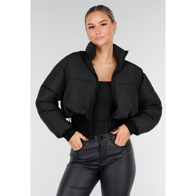 Schwarze kurze Daunenjacke mit hohem Kragen und verstellbaren Kordeln