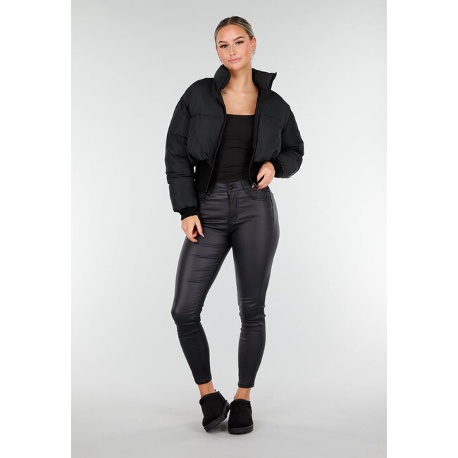 Schwarze kurze Daunenjacke mit hohem Kragen und verstellbaren Kordeln