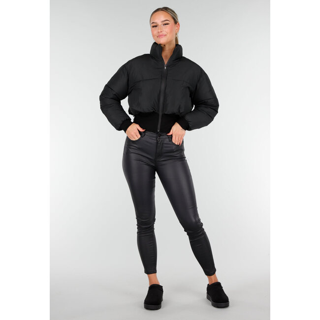 Schwarze kurze Daunenjacke mit hohem Kragen und verstellbaren Kordeln