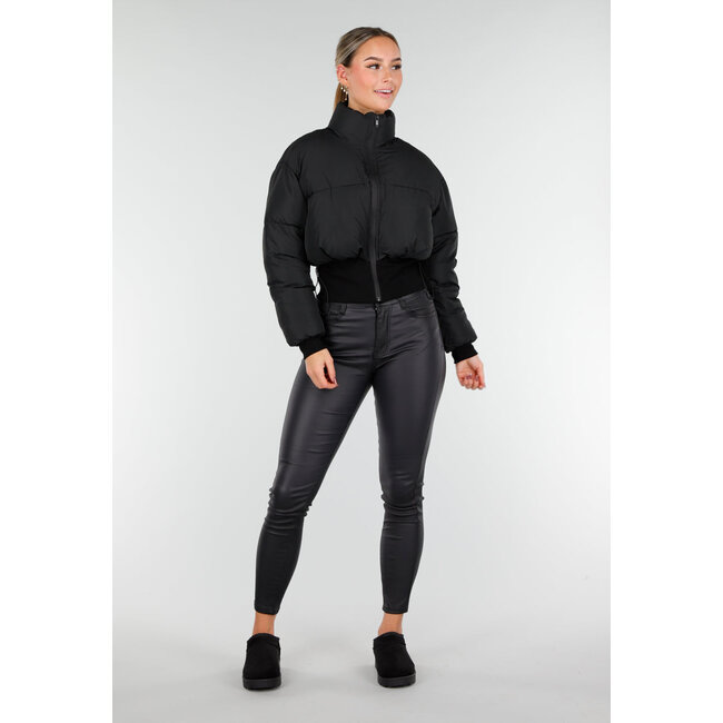 Schwarze kurze Daunenjacke mit hohem Kragen und verstellbaren Kordeln