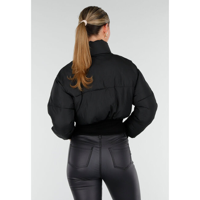 Schwarze kurze Daunenjacke mit hohem Kragen und verstellbaren Kordeln