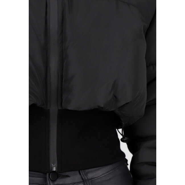 Schwarze kurze Daunenjacke mit hohem Kragen und verstellbaren Kordeln