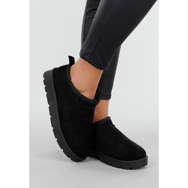 Schwarze Slipper in Wildlederoptik