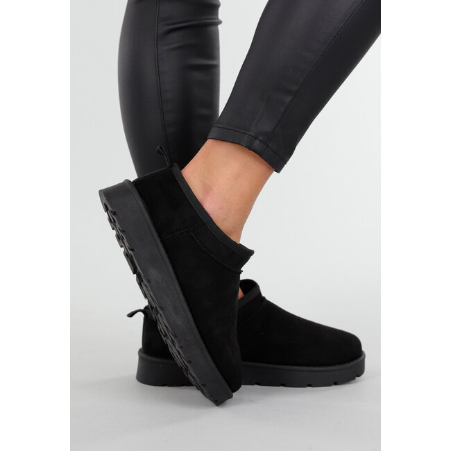 Schwarze Slipper mit Wildlederoptik und erhöhtem Profilsohle