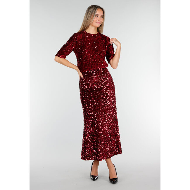 Roter Midi-Rock mit Allover-Pailletten und dezent ausgestelltem Saum