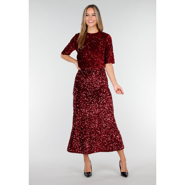 Roter Midi-Rock mit Allover-Pailletten und dezent ausgestelltem Saum