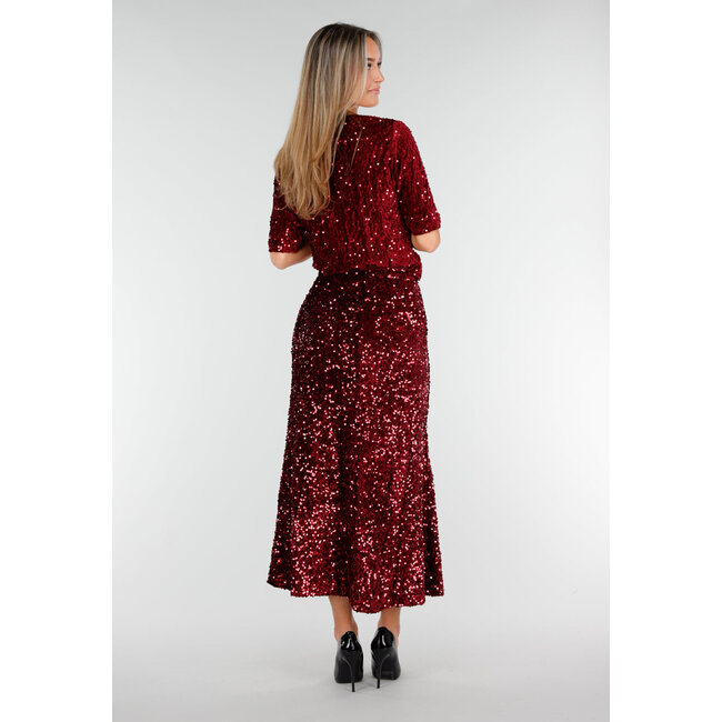 Roter Midi-Rock mit Allover-Pailletten und dezent ausgestelltem Saum