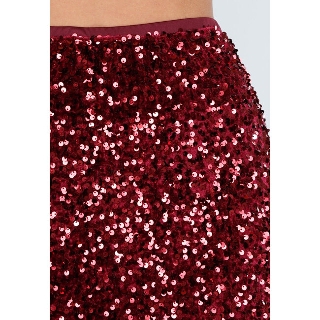 Roter Midi-Rock mit Allover-Pailletten und dezent ausgestelltem Saum