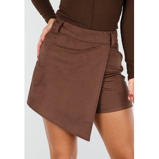 Brauner asymmetrischer Stretch-Skort aus Wildleder