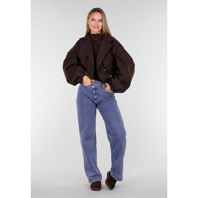 Dunkelbraune kurze Jacke mit Puffärmeln und goldenen Knöpfen