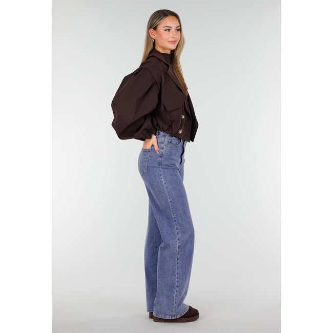 Dunkelbraune kurze Jacke mit Puffärmeln und goldenen Knöpfen