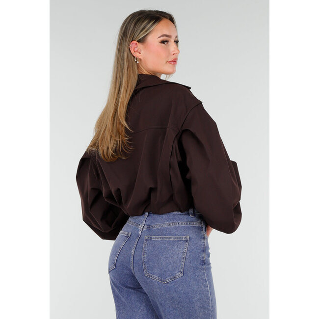 Dunkelbraune kurze Jacke mit Puffärmeln und goldenen Knöpfen