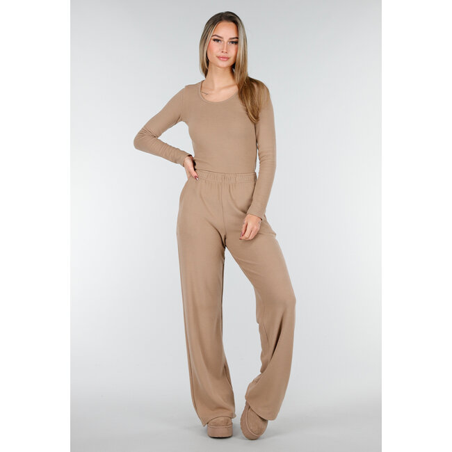 Beigefarbene weiche Stretchhose mit geradem Bein