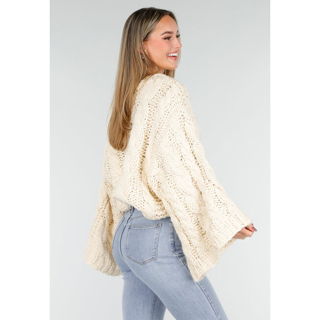 Cremefarbener, übergroßer, grob gestrickter Zopfmusterpullover mit langen Ärmeln