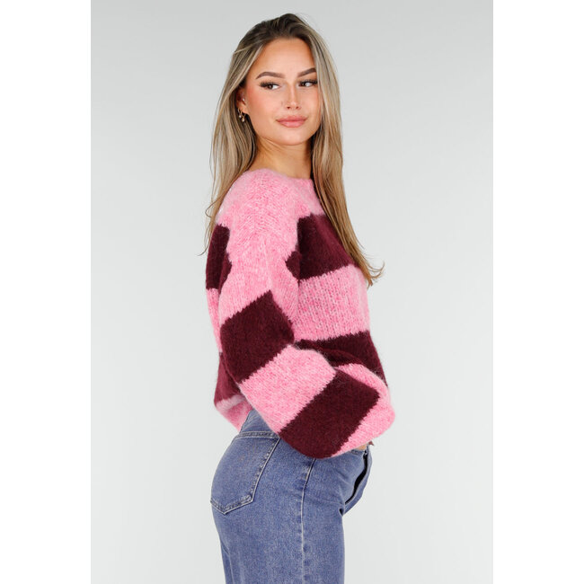 Gestreifter rosa und bordeauxroter Wollpullover mit langen Ärmeln