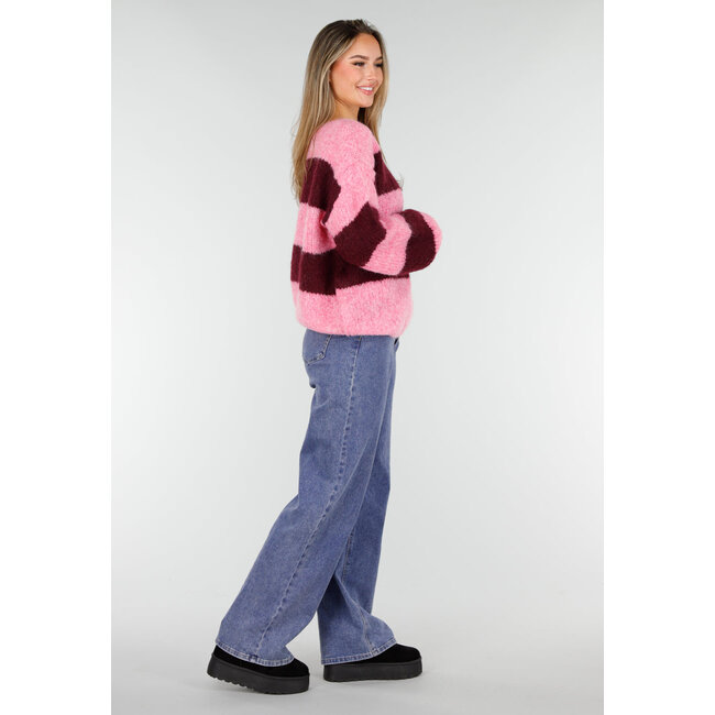 Gestreifter rosa und bordeauxroter Wollpullover mit langen Ärmeln