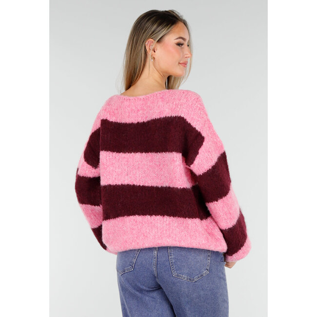 Gestreifter rosa und bordeauxroter Wollpullover mit langen Ärmeln