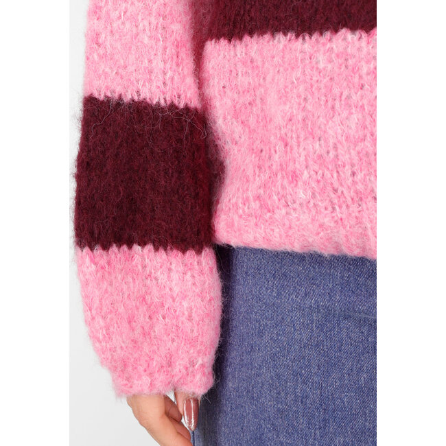 Gestreifter rosa und bordeauxroter Wollpullover mit langen Ärmeln
