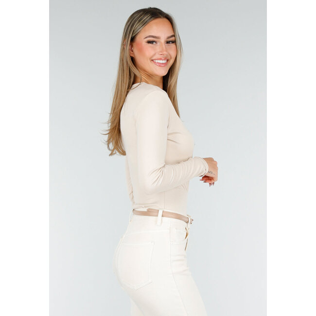 Cremefarbener Stretch-Body mit langen Ärmeln und V-Ausschnitt