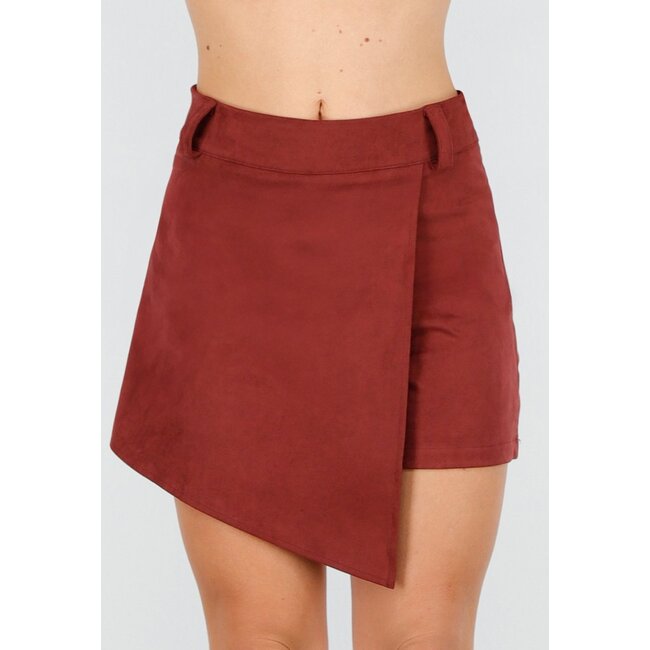 Roter asymmetrischer Skort mit Stretch und Wildlederoptik