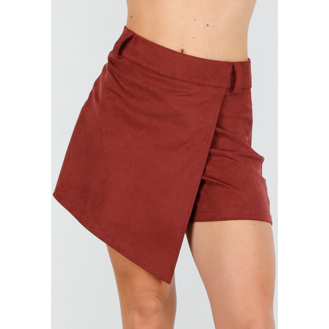 Roter asymmetrischer Skort mit Stretch und Wildlederoptik