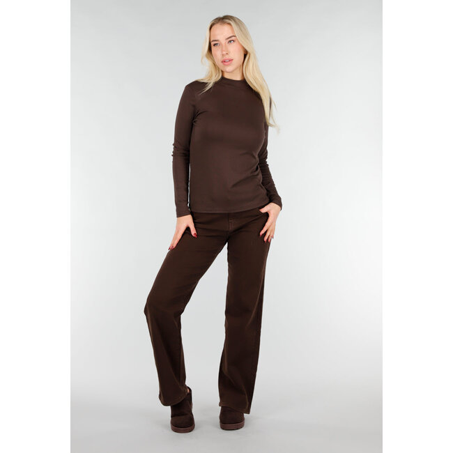 Braunes Oberteil mit langen Ärmeln und Rollkragen