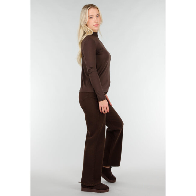 Braunes Oberteil mit langen Ärmeln und Rollkragen
