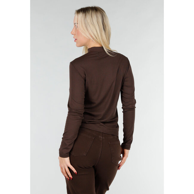Braunes Oberteil mit langen Ärmeln und Rollkragen