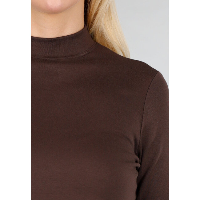 Braunes Oberteil mit langen Ärmeln und Rollkragen