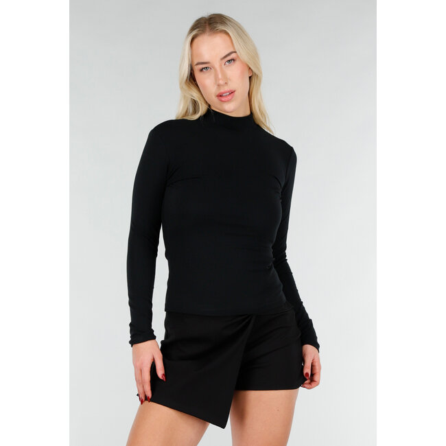 Schwarzes Oberteil mit Rollkragen und langen Ärmeln