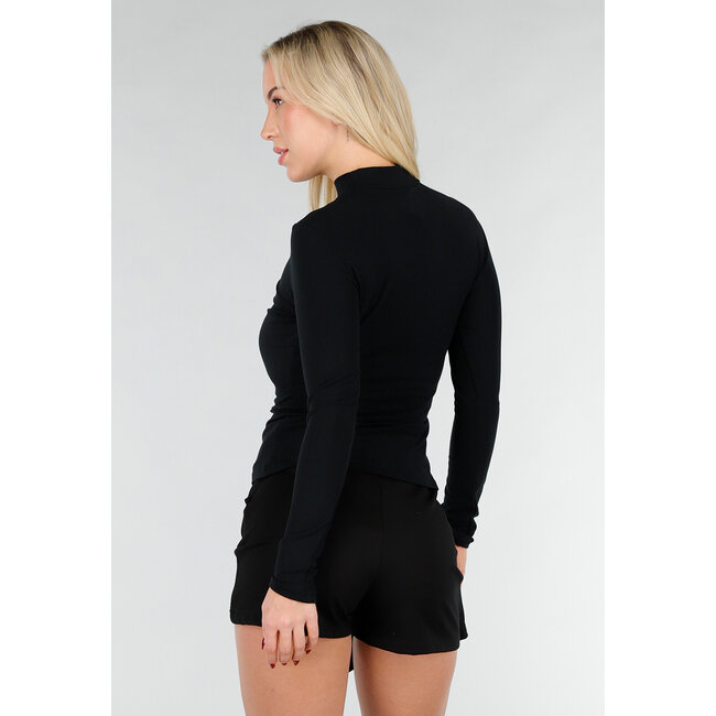 Schwarzes Oberteil mit Rollkragen und langen Ärmeln