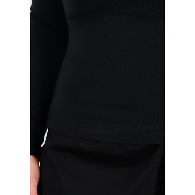 Schwarzes Oberteil mit Rollkragen und langen Ärmeln