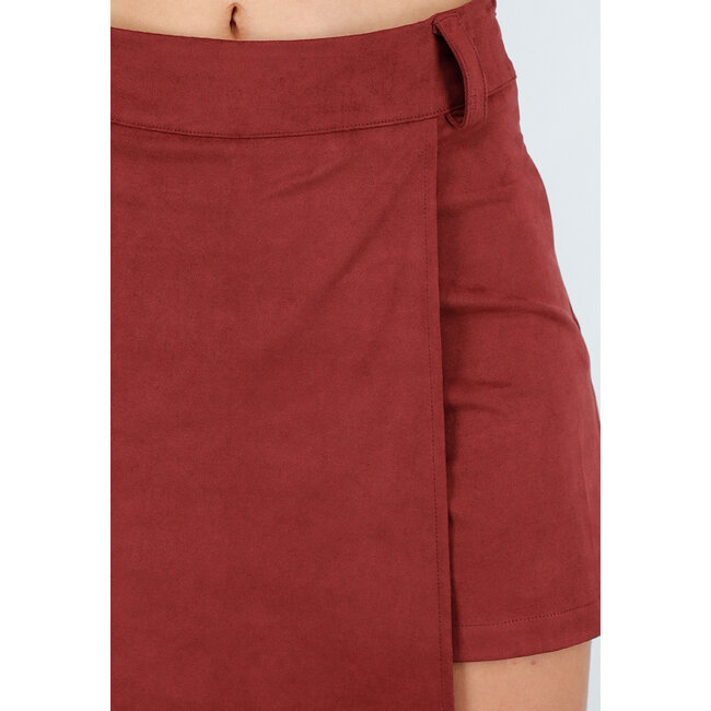 Roter asymmetrischer Skort mit Stretch und Wildlederoptik