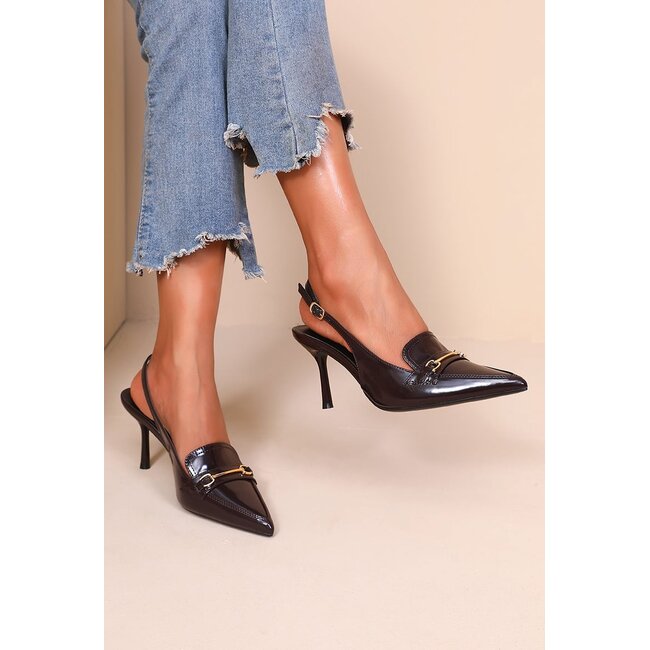 Braune Slingback-Pumps mit goldfarbenen Metallbeschlägen
