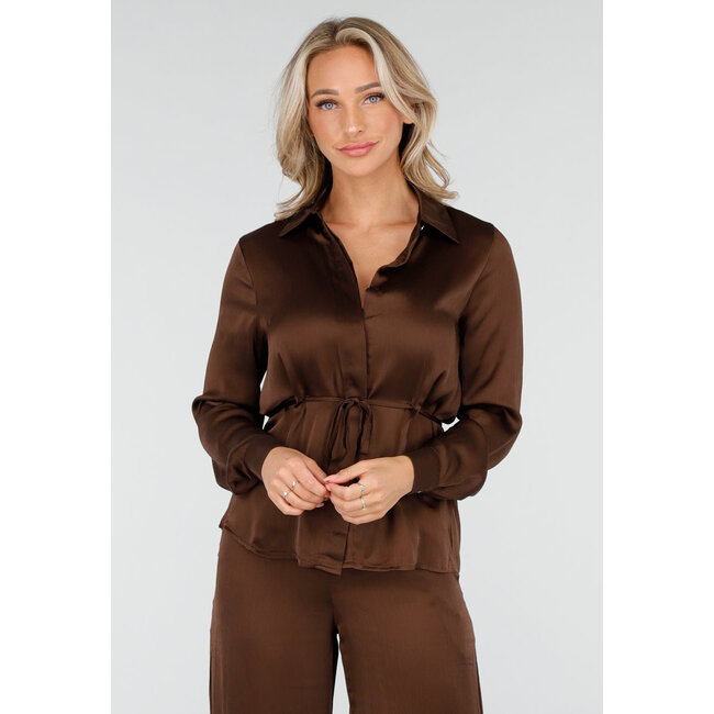 Braunes Set im Satin-Look mit Bluse und weit geschnittener Hose