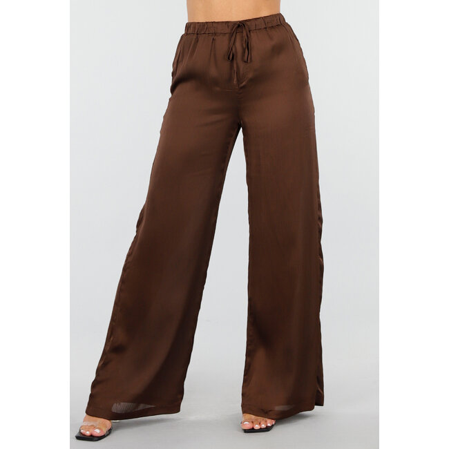 Braunes Set im Satin-Look mit Bluse und weit geschnittener Hose