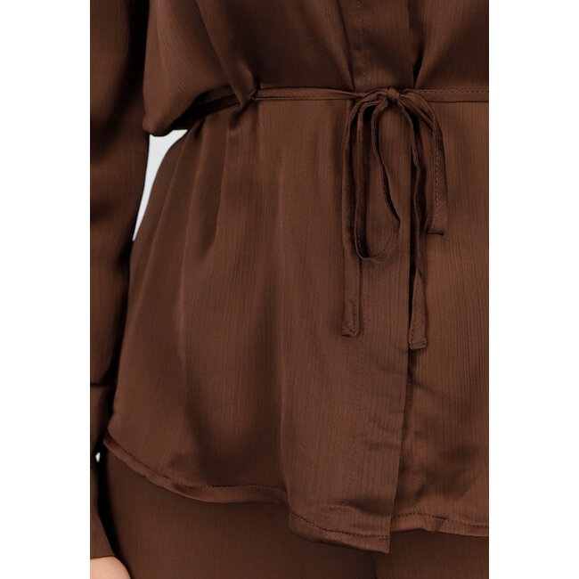 Braunes Set im Satin-Look mit Bluse und weit geschnittener Hose