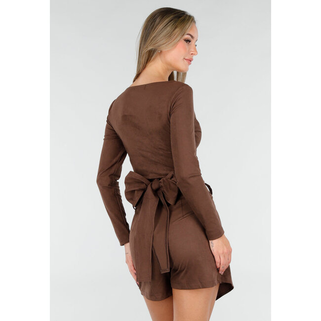Brauner Wickeloberteil mit langen Ärmeln und dezenten Falten