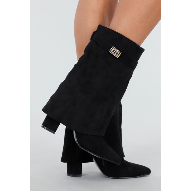 Schwarze Stiefeletten mit goldener Schnalle