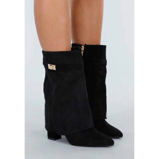 Schwarze Stiefeletten mit goldener Schnalle