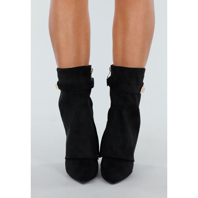 Schwarze Stiefeletten mit goldener Schnalle