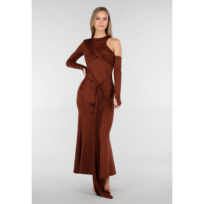Braunes asymmetrisches Maxikleid mit Cut-Out und Drapierung