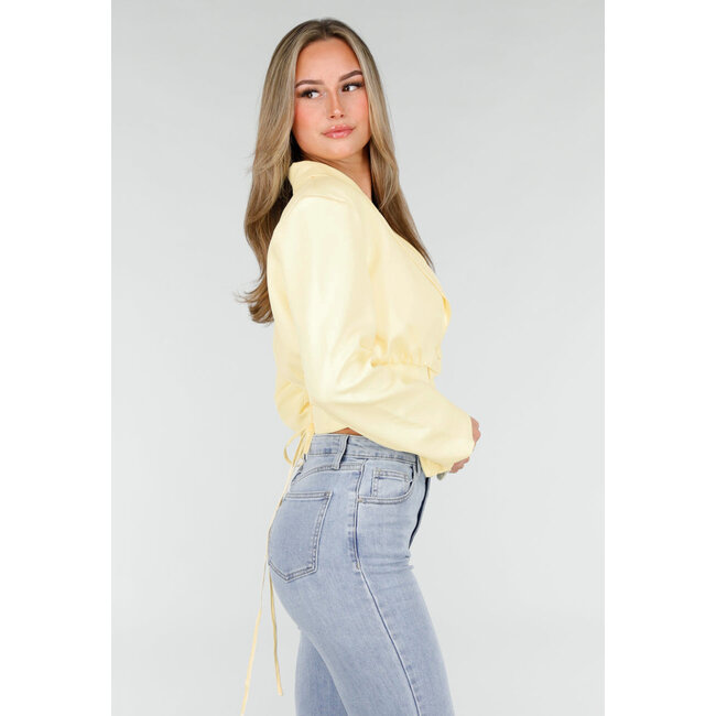 Buttergelbes Blazerset mit trägerlosem Oberteil