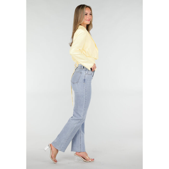 Buttergelbes Blazerset mit trägerlosem Oberteil